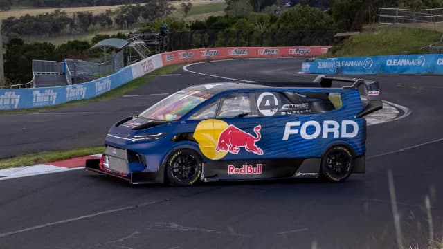 فورد سوبرفان ٤.٢ الكهربائية تحطم الرقم القياسي في نوربورغرينغ وتصبح الأسرع في تاريخ فورد فورد سوبرفان ٤.٢ الكهربائية تحطم الرقم القياسي في نوربورغرينغ وتصبح الأسرع في تاريخ فورد