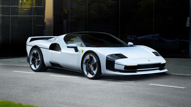 فيراري إس سي 40: سيارة فريدة تجمع بين إرث إف 40 والتقنية الهجينة الحديثة فيراري إس سي 40: سيارة فريدة تجمع بين إرث إف 40 والتقنية الهجينة الحديثة