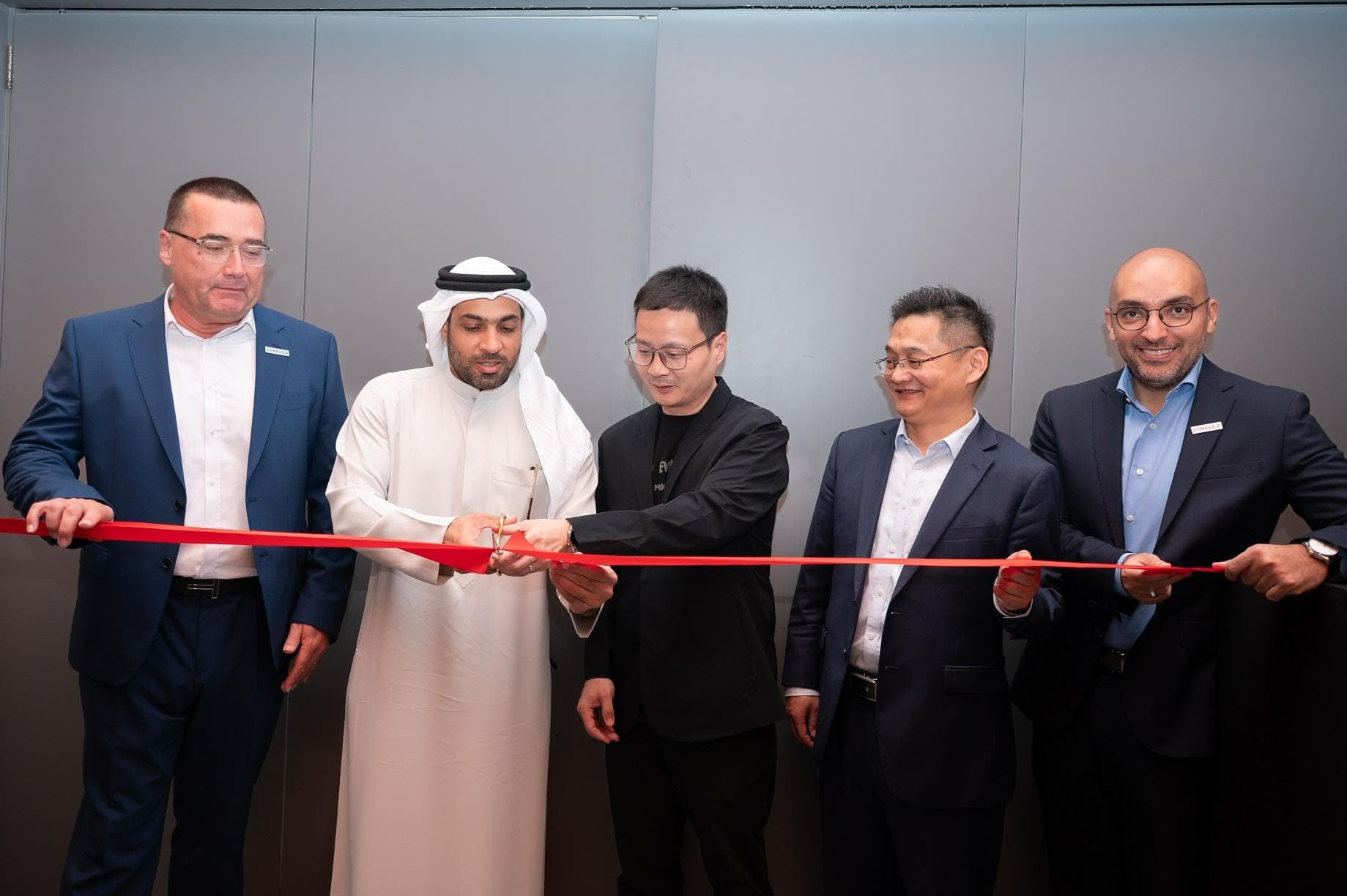 لينك آند كو تفتتح صالتها الرئيسية في دبي وتطلق سيارة لينك آند كو تسعمائة إصدار الشرق الأوسط بالشراكة مع جالاداري موتورز