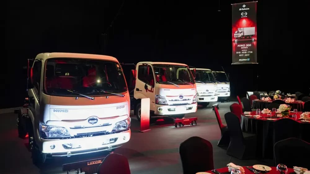 Hino 300 Series Returns to the UAE With Euro 5 Power: What Fleet Operators Need to Know Hino 300 Series Returns to the UAE With Euro 5 Power: What Fleet Operators Need to Know