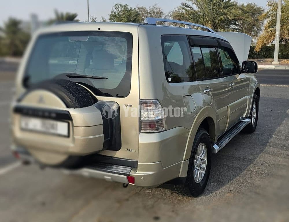 ميتسوبيشي باجيرو 3.8L 5 Door Mid 2010 مستعملة