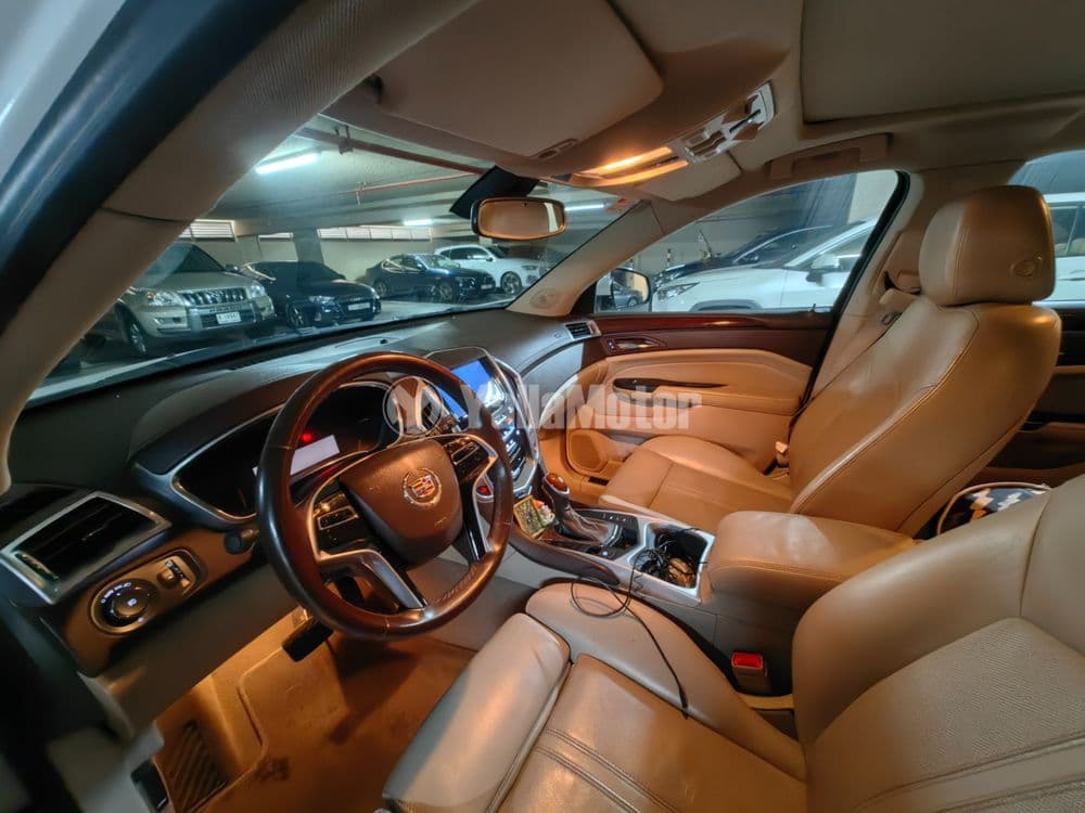 كاديلاك أس آر اكس 3.6L 5 Seater 2014 مستعملة