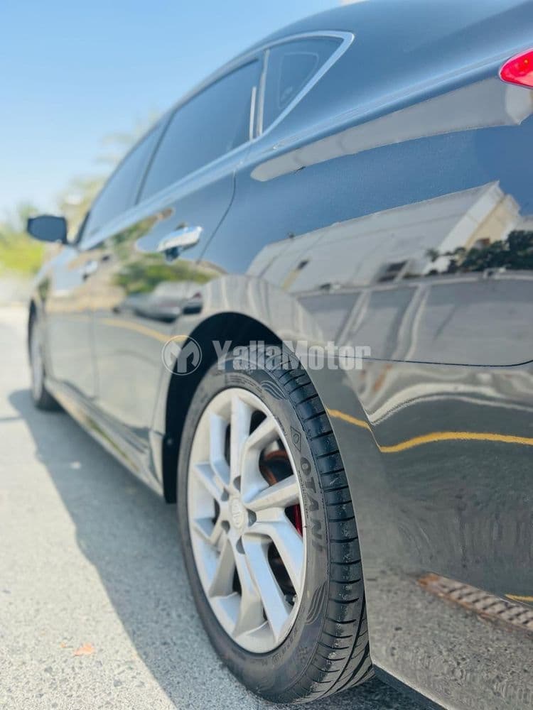 نيسان سنترا 2.0L SR 2015 مستعملة