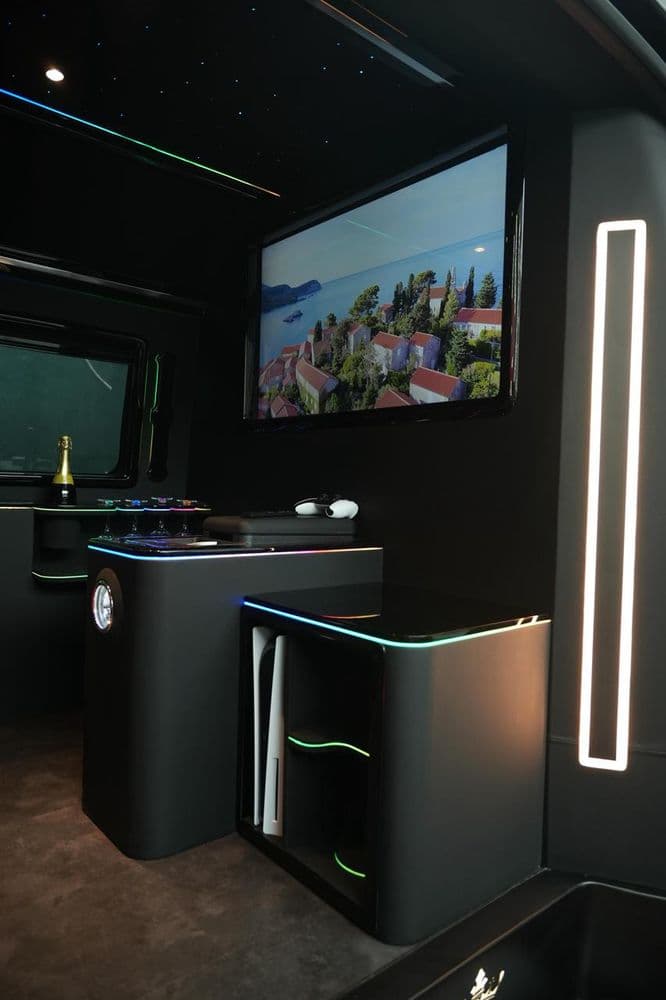 New Toyota Hiace 3.5L high roof commuter (13 seater) 2025