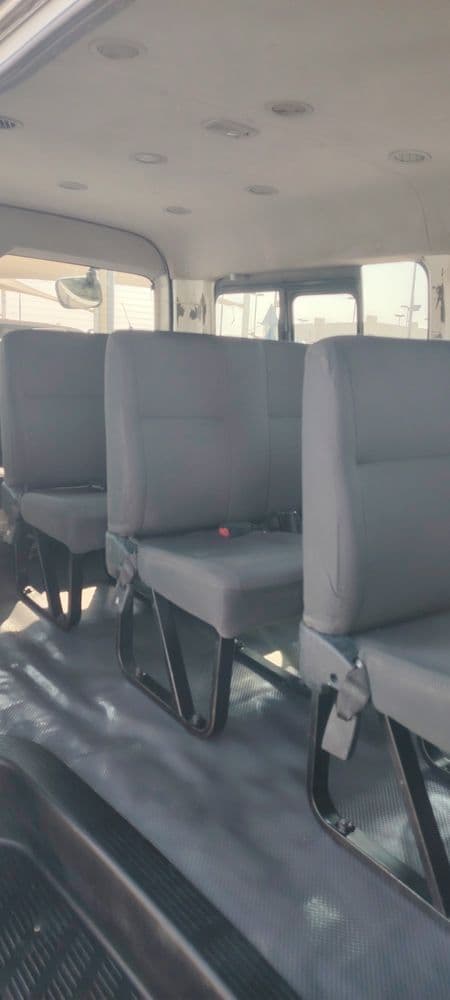 تويوتا هايس Mid Roof Van 2014 مستعملة