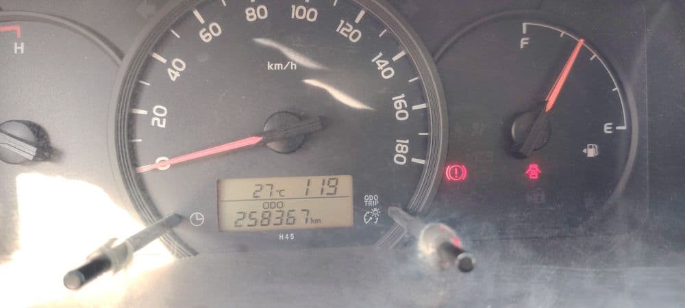 تويوتا هايس Mid Roof Van 2014 مستعملة