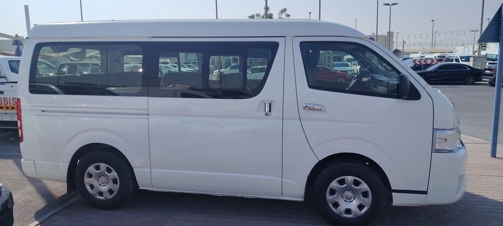 تويوتا هايس Mid Roof Van 2014 مستعملة