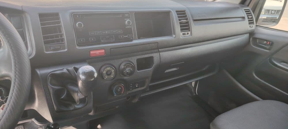 تويوتا هايس Mid Roof Van 2014 مستعملة