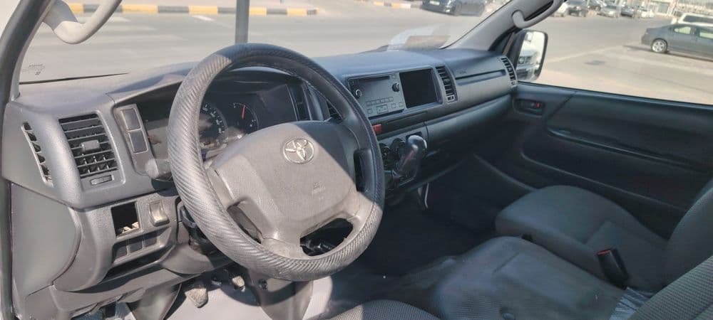 تويوتا هايس Mid Roof Van 2014 مستعملة