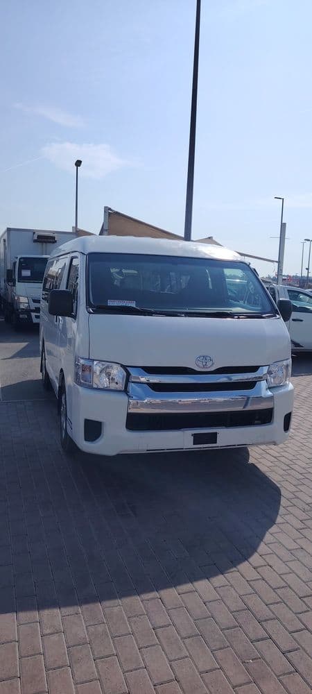 تويوتا هايس Mid Roof Van 2014 مستعملة
