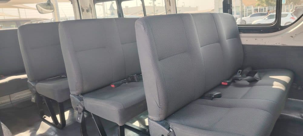 تويوتا هايس Mid Roof Van 2014 مستعملة