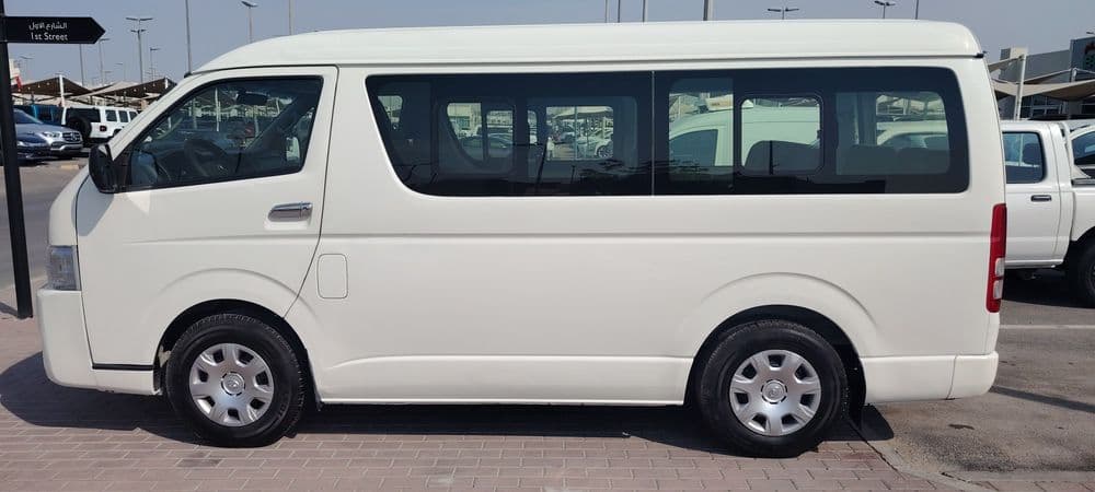 تويوتا هايس Mid Roof Van 2014 مستعملة