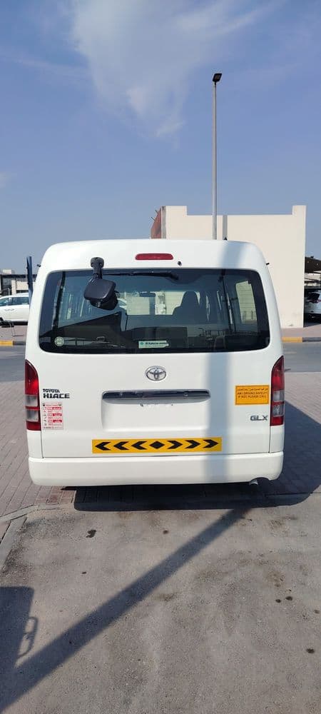 تويوتا هايس Mid Roof Van 2014 مستعملة