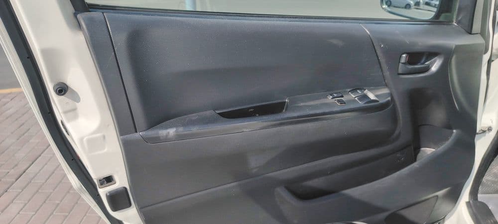 تويوتا هايس Mid Roof Van 2014 مستعملة