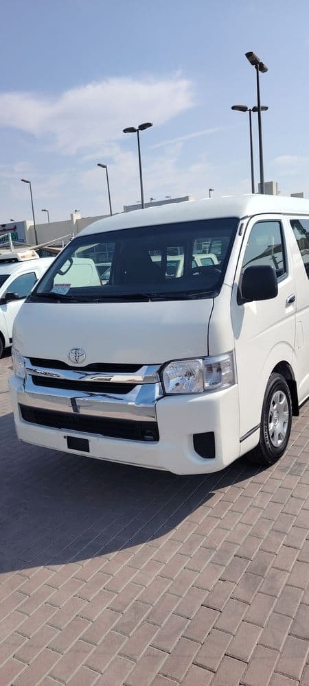 تويوتا هايس Mid Roof Van 2014 مستعملة