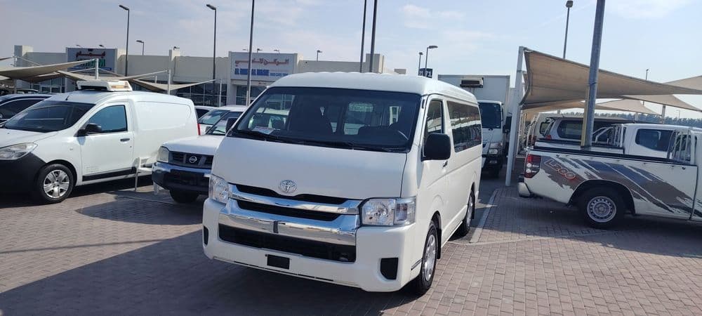 تويوتا هايس Mid Roof Van 2014 مستعملة