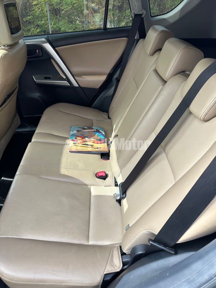 تويوتا راف4 2.5L 4WD VXR 2015 مستعملة