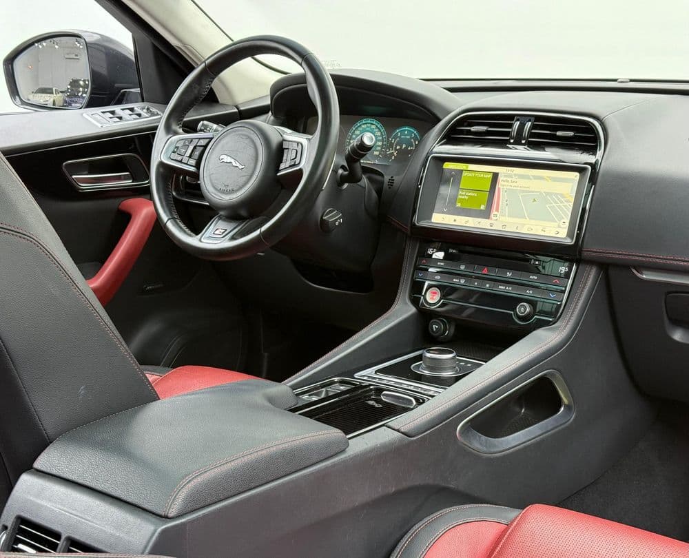 Used Jaguar F-Pace 2.0T R-Sport 300 PS 2018