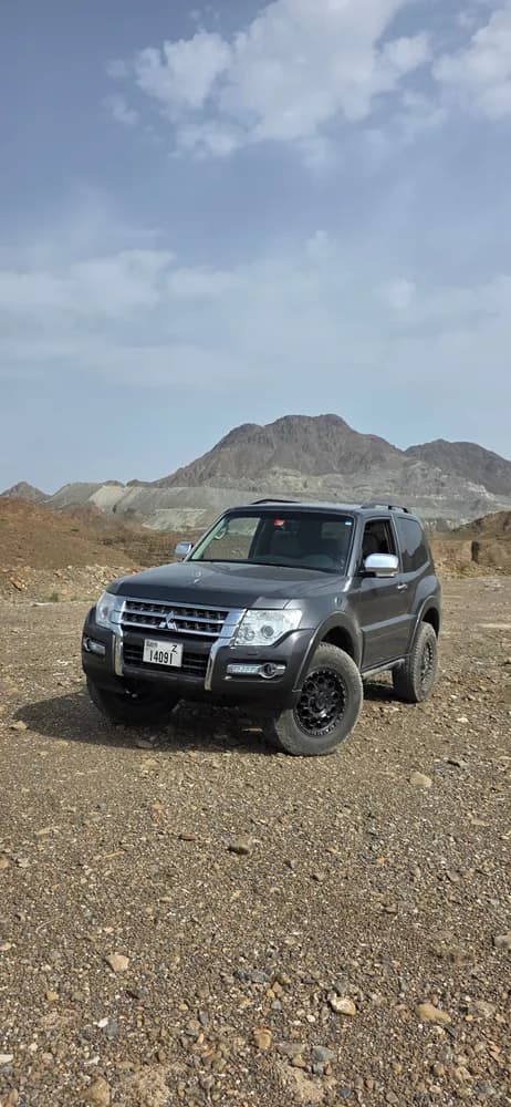 ميتسوبيشي باجيرو الجيل الرابع 3.6L 2015 مستعملة