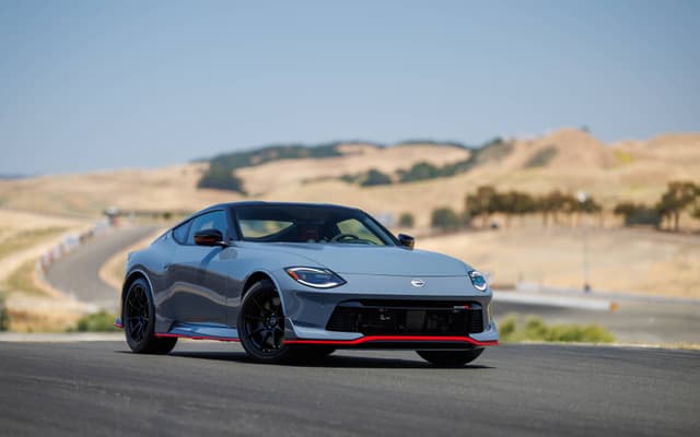 مراجعة نيسان زد الجديدة في الإمارات: قوة الأداء، التصميم العصري، وأفضل قيمة في فئتها مراجعة نيسان زد الجديدة في الإمارات: قوة الأداء، التصميم العصري، وأفضل قيمة في فئتها